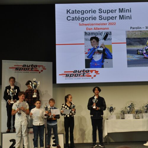 Super Mini: Matt Corbi, Dan Allemann (à l'arrière), Arnaud Voutat, Dario Palazzolo, Shae Shield, Victoria Philipp, Matteo Rainalter et Ricardo Feller © Citino Motorsport Suisse | Auto Sport Suisse