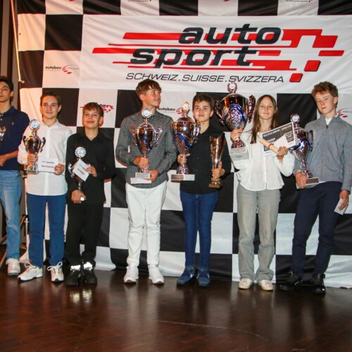 Podium OK Junior: Shai Derungs, Dario Palazzolo, Yven Ammann, Arnaud Voutat, Dan Allemann, Chiara Bättig (championne) et Georgiy Zasov © Weibel Motorsport Suisse | Auto Sport Suisse