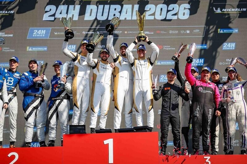 Fach Mannschaft Dubai 2026 Podium NEU Motorsport Schweiz | Auto Sport Schweiz
