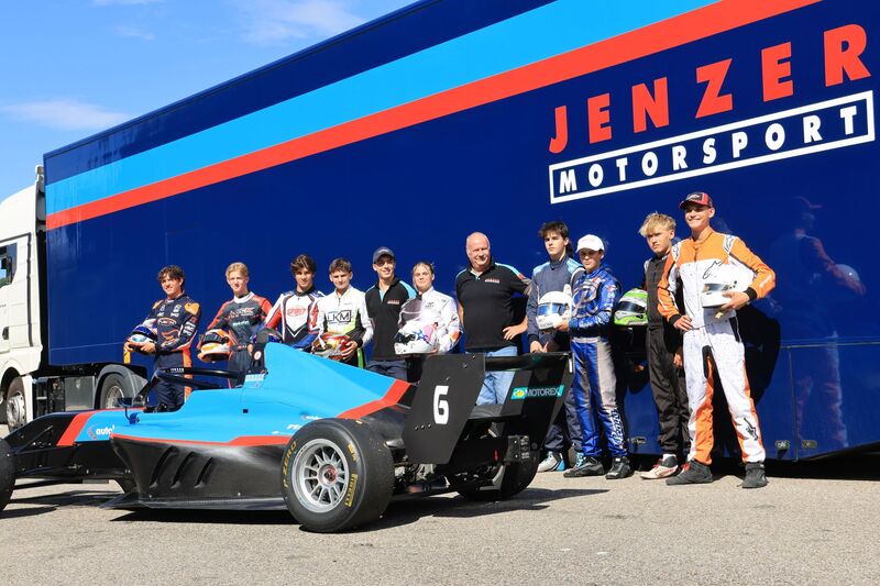 Gruppenfoto mit Jenzer Motorsport Schweiz | Auto Sport Schweiz