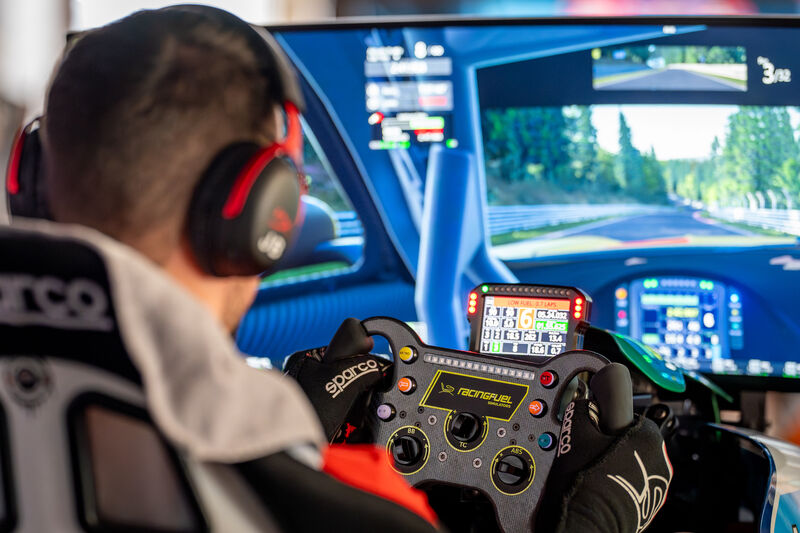 Simracing Fahrer im Racing Fuel Simulator Motorsport Suisse | Auto Sport Suisse